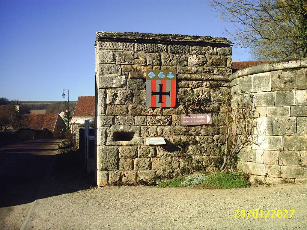 Le Puits Fortifie Salives Екстер'єр фото